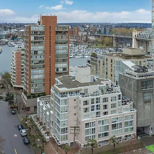 https://1bdden-condo-with-free-parking-in-downtown.vancouver-hotels-bc.net