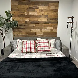 https://2-bed-rustic-charm-below.calgaryhotelsearch.com